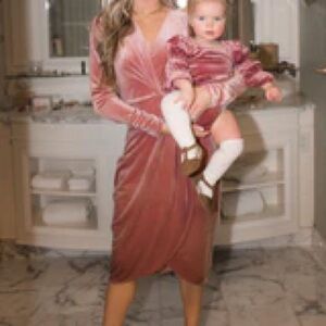 BRAND NEW Rylee Ivy City Co Long Sleeve Velvet Dress in Blush Large